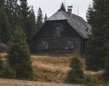 Roklanská chata v nepřístupné části NP Šumava se nebude bourat