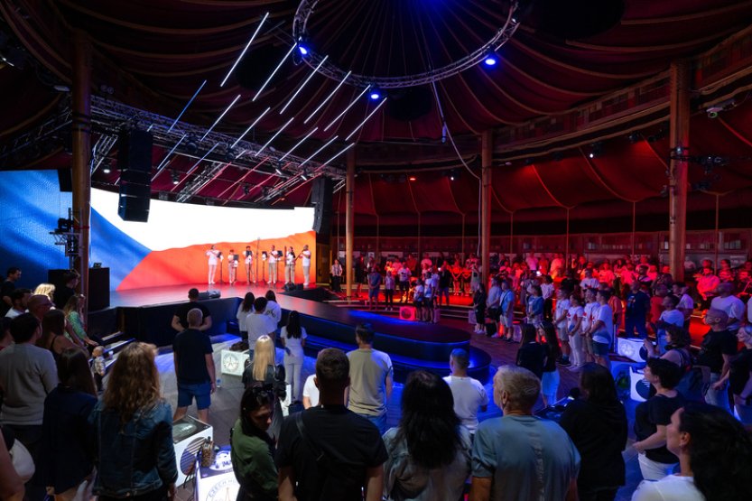 Na otevření Českého domu v Paříži zavítalo několik stovek fanoušků