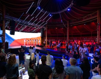 Na otevření Českého domu v Paříži zavítalo několik stovek fanoušků