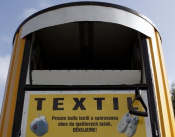Expertka: Z vyhozeného textilu se znovu použije nebo zrecykluje asi 15 procent