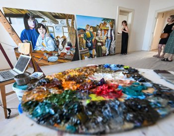 Na zámku v Mikulově díky sympoziu Dílna malují, fotí i háčkují umělci