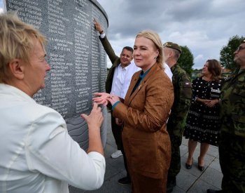 Černochová navštívila Ukrajinu, uctila padlé vojáky ze světových válek