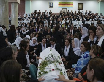 Tisíce lidí přišly na pohřeb dětí zabitých při útoku na Madždal Šams