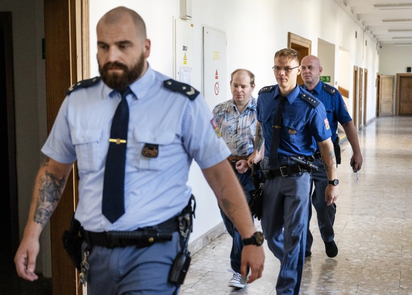 Za vraždu ženy ve vile v Jevanech potrestal soud muže 18 lety vězení