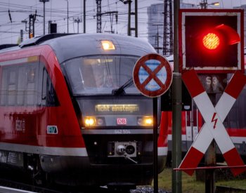 Neznámí pachatelé provedli žhářský útok na trati na severu Německa