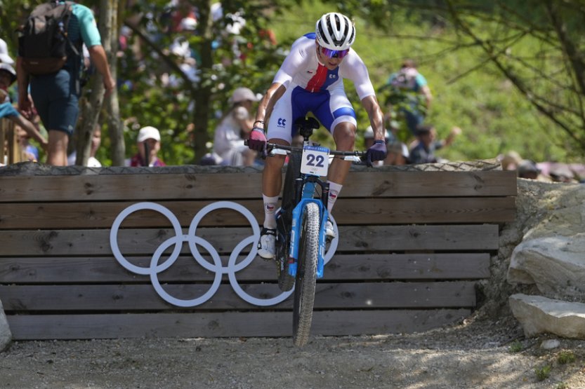 Brit Pidcock obhájil olympijské zlato mezi bikery, Cink byl pětadvacátý