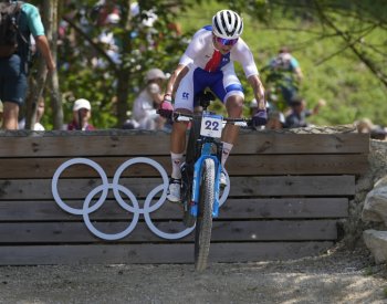 Brit Pidcock obhájil olympijské zlato mezi bikery, Cink byl pětadvacátý