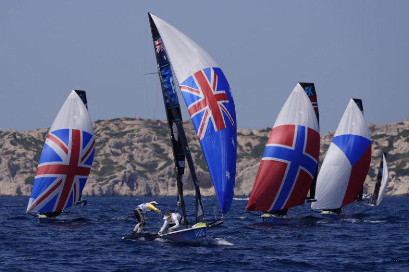 České jachtařky Burska s Tkadlecovou jsou v polovině olympijské regaty jedenácté