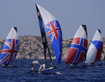 České jachtařky Burska s Tkadlecovou jsou v polovině olympijské regaty jedenácté