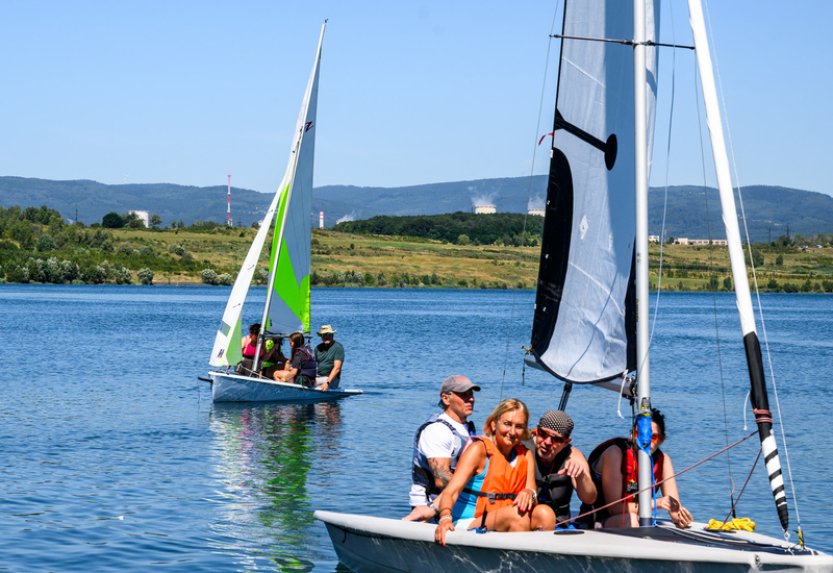 Senioři si na Olympijském festivalu u jezera Most zkouší severské sporty
