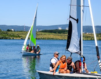 Senioři si na Olympijském festivalu u jezera Most zkouší severské sporty