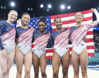 Bilesová dovedla Američanky k triumfu v družstvech a má páté olympijské zlato