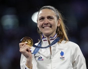 Za medaile z olympiády dostávají sportovci peníze, ale i byty nebo krávy