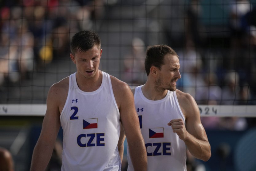 Beachvolejbalisté zvládli krutý ranní start, příští soupeř je jako Gott