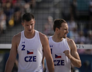 Beachvolejbalisté zvládli krutý ranní start, příští soupeř je jako Gott