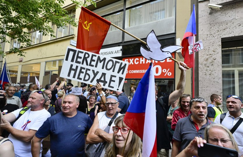 Proti debatě s ukrajinskou brigádou přišly demonstrovat desítky lidí