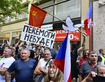 Proti debatě s ukrajinskou brigádou přišly demonstrovat desítky lidí