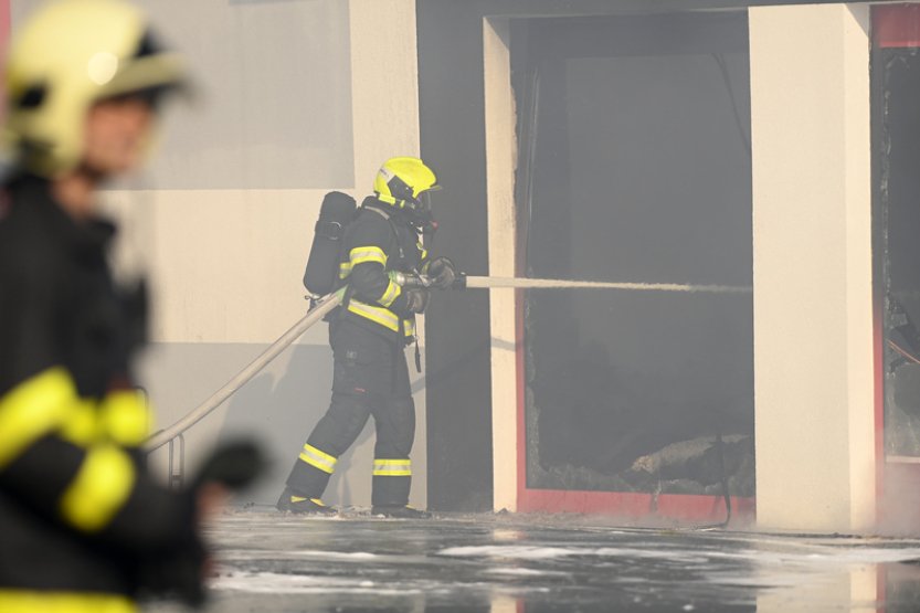 Požár Obchodní akademie v Českém Těšíně se rozšířil i na základní školu