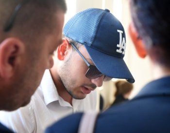 Jeden z žhářů odsouzených za požár kostela v Gutech je na svobodě