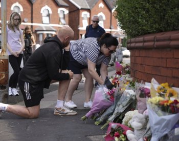 Britská policie obvinila z vraždy mladíka kvůli útoku nožem na děti