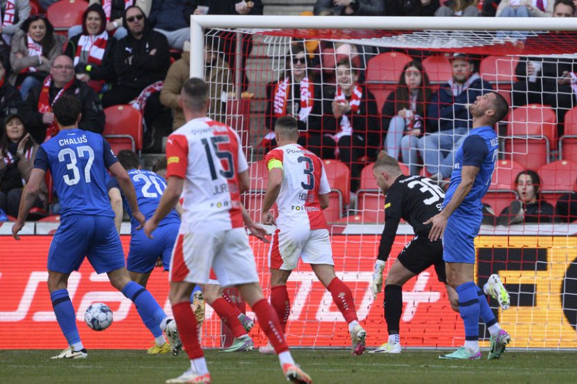 Fotbalisté Sparty přivítají v ligové předehrávce Duklu, Slavia hraje v Liberci