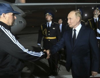 Ruští vězni propuštění Západem přistáli v Moskvě, uvítal je Putin