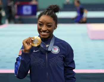 Gymnastka Bilesová druhým zlatem ve víceboji napodobila Latyninovou a Čáslavskou