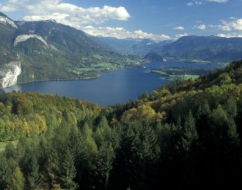 V rakouském jezeře Wolfgangsee utonul muž z ČR, snažil se pomoci dětem