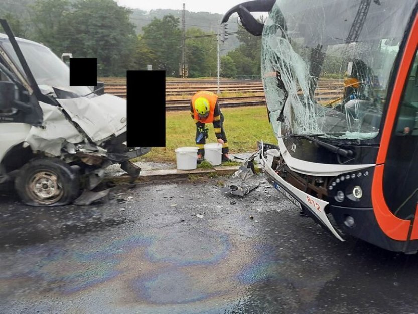 Při srážce autobusu a auta v Ústí byli zraněni 4 lidé, tři skončili v nemocnici