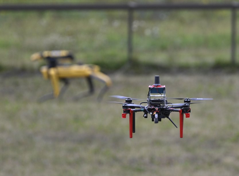 S drony s umělou inteligencí soutěžili v Praze účastníci letní školy