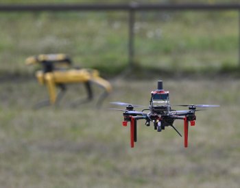 S drony s umělou inteligencí soutěžili v Praze účastníci letní školy