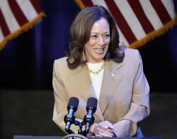 Harrisová má dost delegátů k nominaci do prezidentských voleb