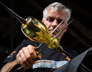 V Deštném v Orlických horách je možné ode dneška sledovat tavení skla dřevem