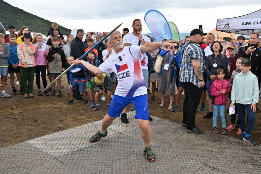 Prezident Pavel si na Olympijském festivalu u Mostu zkusil hod oštěpem