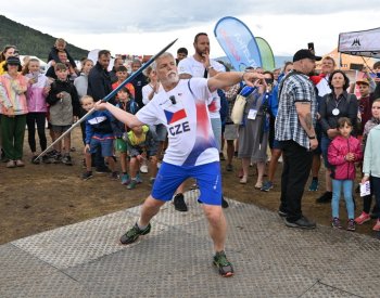 Prezident Pavel si na Olympijském festivalu u Mostu zkusil hod oštěpem