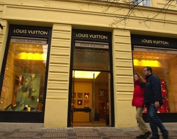 Reuters: Turisté utrácející v Japonsku působí luxusním značkám problémy