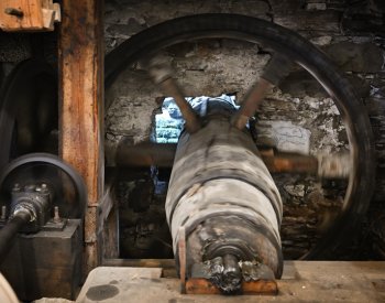 Ve Šlakhamru na Žďársku dnes zprovoznili vodou poháněný hamr