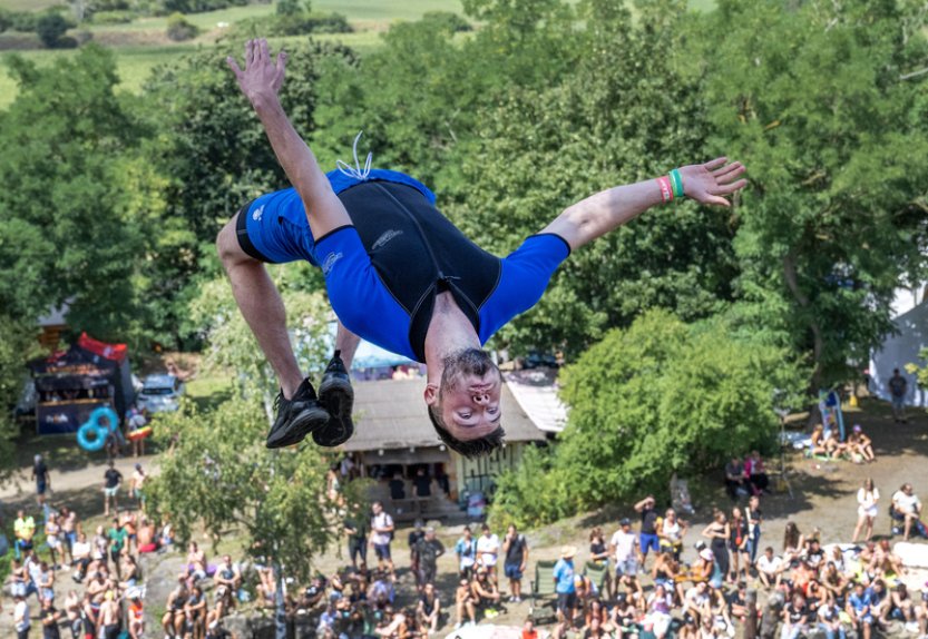 Tisíce lidí sledovaly extrémní skoky do vody v hřiměždickém lomu, vyhrál Riede