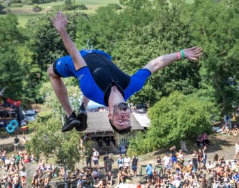 Tisíce lidí sledovaly extrémní skoky do vody v hřiměždickém lomu, vyhrál Riede