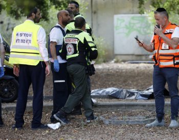 Palestinec zabil ve středním Izraeli dva lidi a dva další zranil