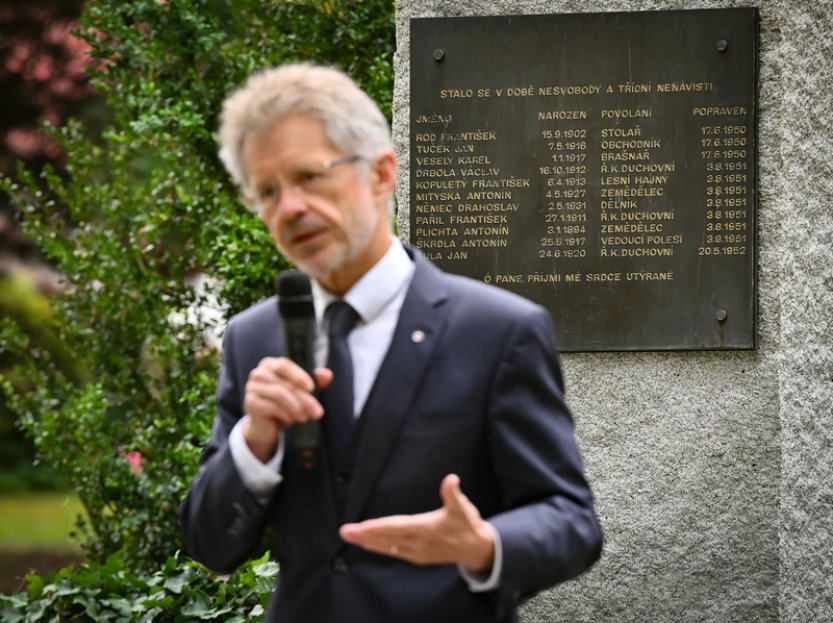 Je nutné hledat nové formy připomínky období nesvobody, řekl Vystrčil