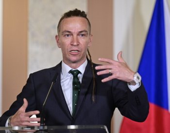 Bartoš má podle poslanců koalice čas napravit stavební řízení do srpna