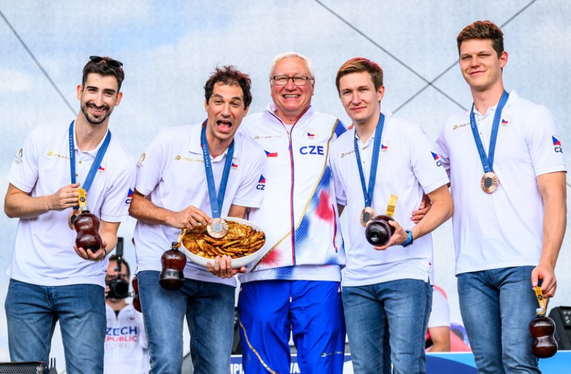 Stovky lidí přivítaly bronzové šermíře na Olympijském festivalu v Mostě