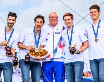 Stovky lidí přivítaly bronzové šermíře na Olympijském festivalu v Mostě