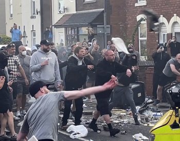 Policie zasahovala u Birminghamu proti skupině útočící na hotel s migranty