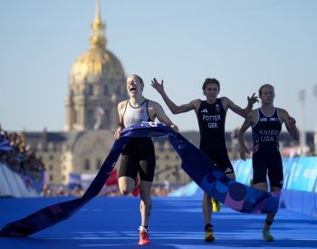 Smíšenou štafetu triatlonistů na OH vyhrálo po dramatickém finiši Německo