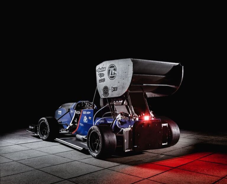 Studenti ZČU postavili elektrickou formuli, tento týden ji otestují v Mostě