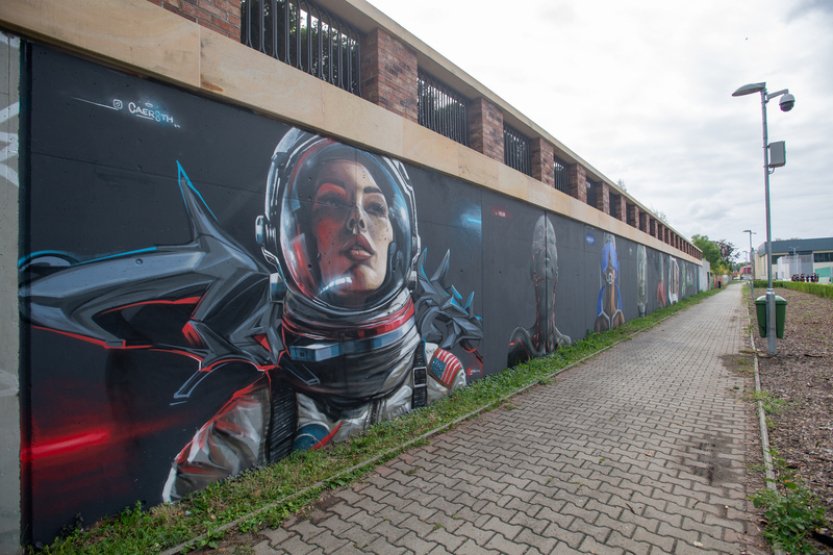 Výtvarníci ozdobili zeď v Poděbradech devíti portréty ženy podle jedné předlohy