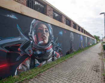 Výtvarníci ozdobili zeď v Poděbradech devíti portréty ženy podle jedné předlohy