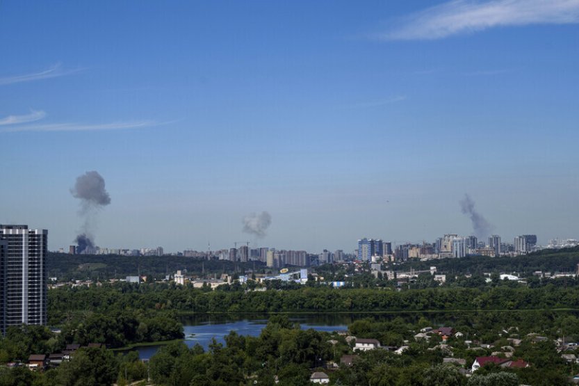 Kyjevem se ozvaly výbuchy, úřady hlásí odražení ruského útoku